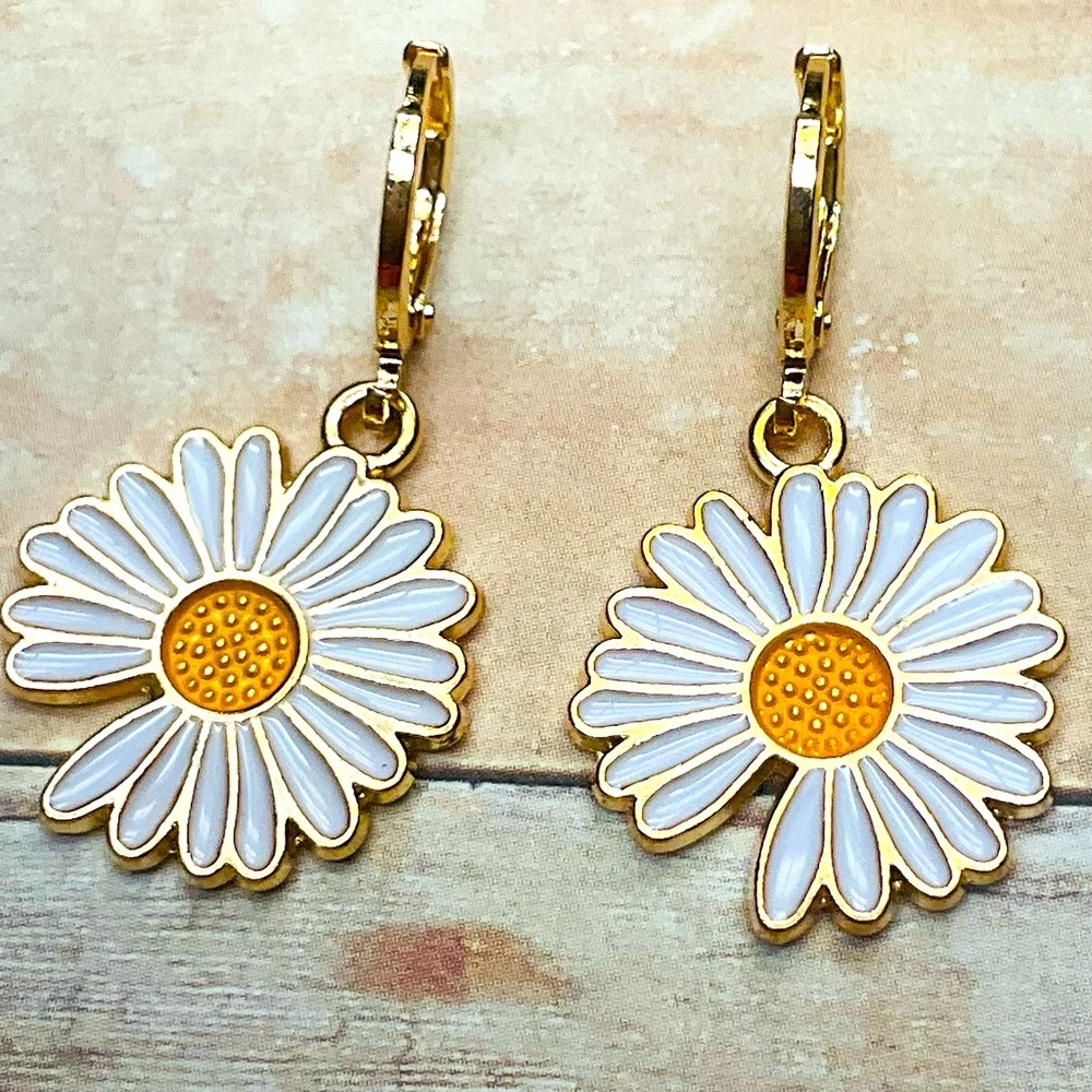 🌼4/$10🌼 NEW Daisy Hypoallergenic Huggie Hoop Earrings For Kids & Adults